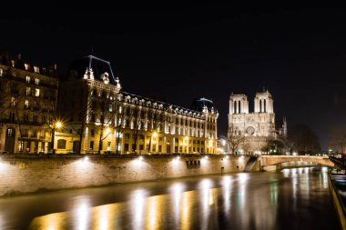 Notre Dame de Paris Fransa gece zamanında