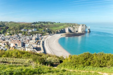 Aiguille Etretat cliff üzerinde Fransa deniz tarafında ve kireçtaşı kayalıklarla
