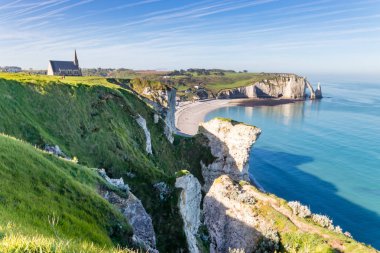 Aiguille Etretat cliff üzerinde Fransa deniz tarafında ve kireçtaşı kayalıklarla
