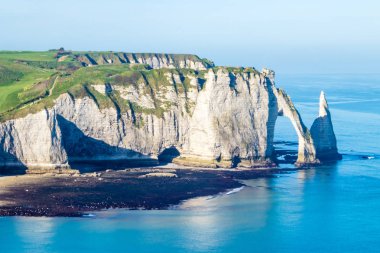 Aiguille Etretat cliff üzerinde Fransa deniz tarafında ve kireçtaşı kayalıklarla