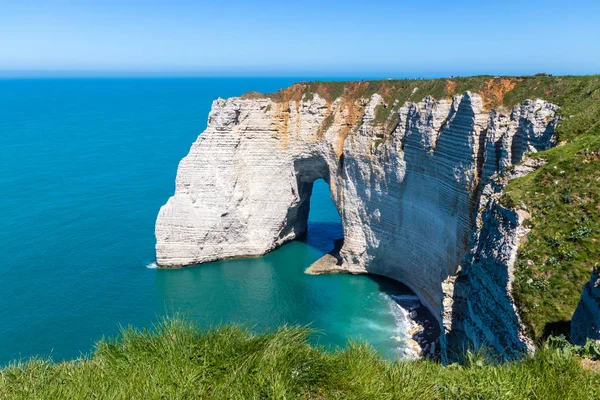 Aiguille Etretat cliff deniz tarafında ve onun güzel kireçtaşı kayalıklarla
