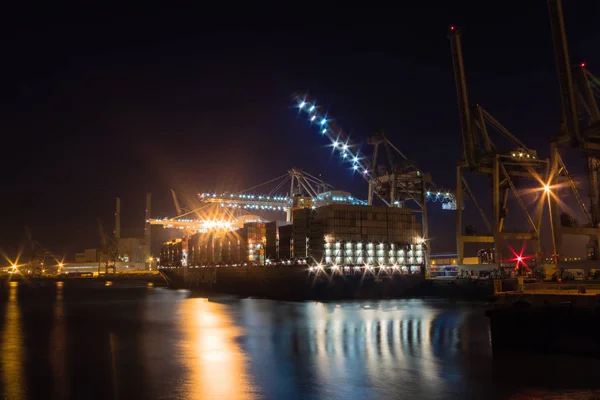 Le Havre Port ve gece Fransa Nakliye faaliyetleri