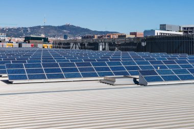 Bir binanın çatısında alan fotovoltaik güneş üretim panelleri