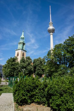 Berliner Fernsehturm kulesi ve St Mary Kilisesi, Berlin, Almanya