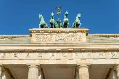 Brandenburg Kapısı, gündüz masmavi gökyüzü, Berlin, Almanya