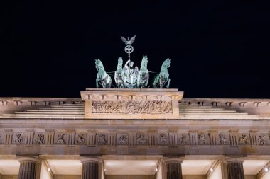 Brandenburg Kapısı ile çok güzel ile gece ışık, Berlin, Almanya