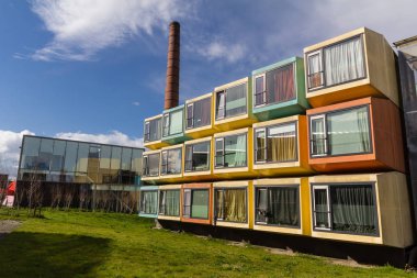 Eem Nehri boyunca Amersfoort, Hollanda, renkli öğrenci konaklaması