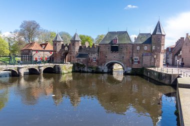 Ortaçağdan kalma şehir duvar Koppelpoort ve Eem nehir Amersfoort, Hollanda