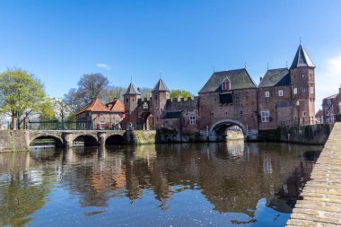 Ortaçağdan kalma şehir duvar Koppelpoort ve Eem nehir Amersfoort, Hollanda