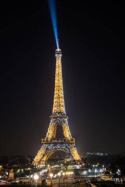 Eyfel Kulesi Paris, Fransa, ışık gösterisini ile gece