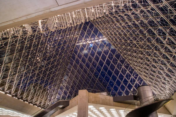 Музей Пирамиды Лувр Ночью Париже Франция — стоковое фото