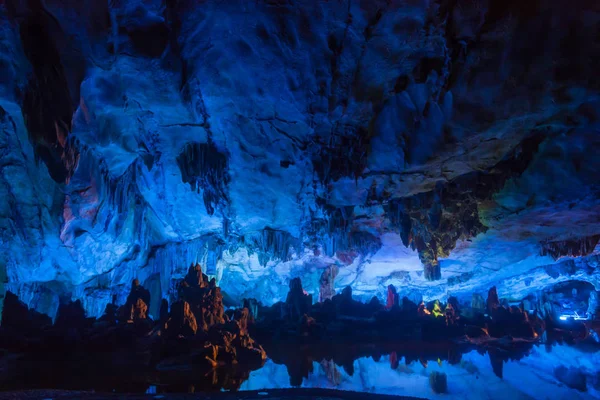 Gran Cueva Con Iluminación Multicolor Visitas Guiadas Con Diversas Estalagmitas — Foto de Stock