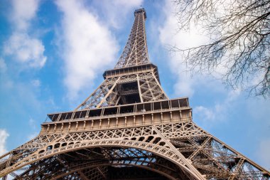 Eyfel Kulesi ve Paris, Fransa, mavi arka plan