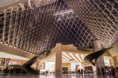 Piramit Louvre Müzesi, gece Paris, Fransa