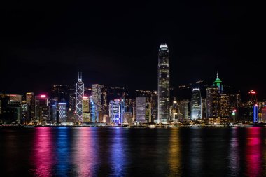 Geceleyin Hong Kong Merkez liman görünümünden Kowloon Körfezi