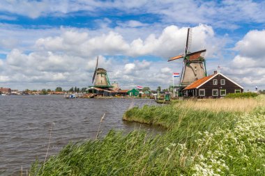 Geleneksel Hollanda yel değirmenleri Zaanse Schans'a, Amsterdam'a kapalı