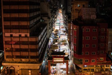 Temple Street sanatsal gece pazarı Hong Kong aydınlatılmış