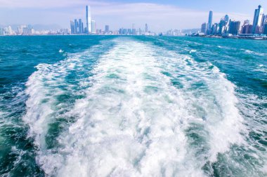 Dalgalar behing Hong Kong Çin bırakarak bir yolcu yolculuk