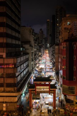 Temple Street sanatsal gece pazarı Hong Kong aydınlatılmış