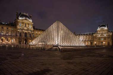 Piramit Louvre Müzesi, gece Paris, Fransa