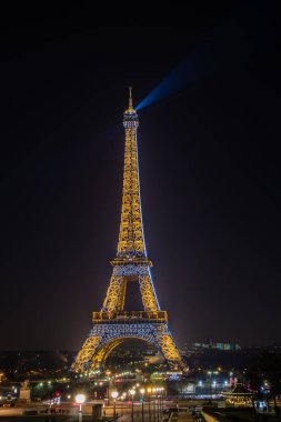 Eyfel Kulesi Paris, Fransa, ışık gösterisini ile gece