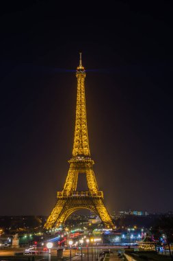 Eyfel Kulesi Paris, Fransa, ışık gösterisini ile gece