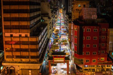 Temple Street sanatsal gece pazarı Hong Kong aydınlatılmış