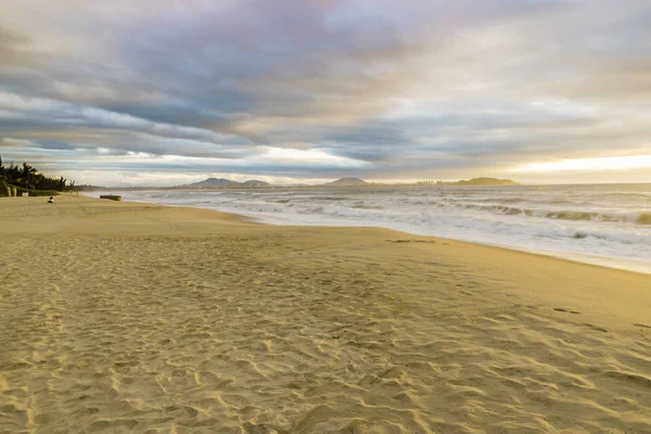 Schöner Sommersonnenaufgang Strand — Stockfoto