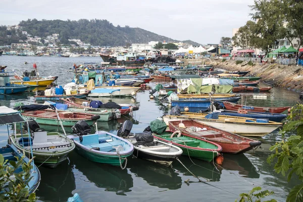 Balıkçı tekneleri bir liman liman Park