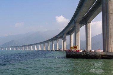 Köprü ve tünel Hong Kong, Macau ve Zhuhai, Çin'deki Pearl River Delta üzerinde üç büyük şehirler bağlanmak için Lingdingyang kanal geçiş bir dizi oluşan Hong Kongzhuhaimacau Köprüsü devam eden inşaat projesi. 