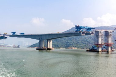 Köprü ve tünel Hong Kong, Macau ve Zhuhai, Çin'deki Pearl River Delta üzerinde üç büyük şehirler bağlanmak için Lingdingyang kanal geçiş bir dizi oluşan Hong Kongzhuhaimacau Köprüsü devam eden inşaat projesi. 