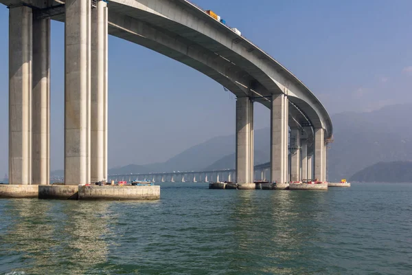 Köprü ve tünel Hong Kong, Macau ve Zhuhai, Çin'deki Pearl River Delta üzerinde üç büyük şehirler bağlanmak için Lingdingyang kanal geçiş bir dizi oluşan Hong Kongzhuhaimacau Köprüsü devam eden inşaat projesi. 