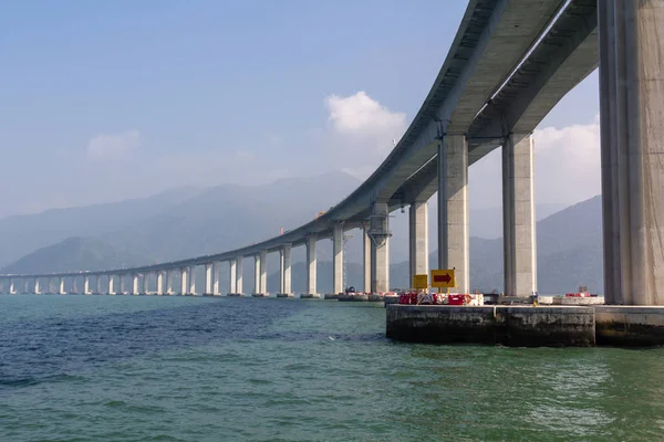 Köprü ve tünel Hong Kong, Macau ve Zhuhai, Çin'deki Pearl River Delta üzerinde üç büyük şehirler bağlanmak için Lingdingyang kanal geçiş bir dizi oluşan Hong Kongzhuhaimacau Köprüsü devam eden inşaat projesi. 