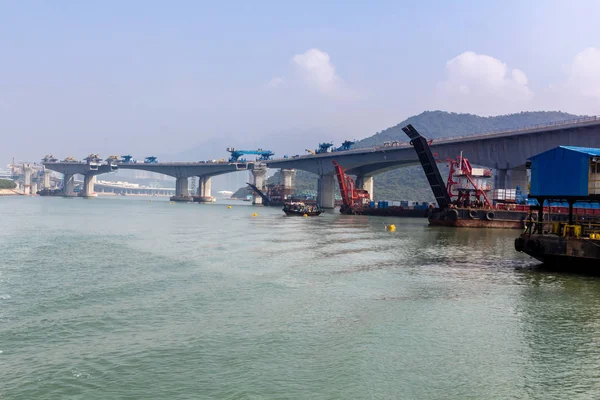 Köprü ve tünel Hong Kong, Macau ve Zhuhai, Çin'deki Pearl River Delta üzerinde üç büyük şehirler bağlanmak için Lingdingyang kanal geçiş bir dizi oluşan Hong Kongzhuhaimacau Köprüsü devam eden inşaat projesi. 