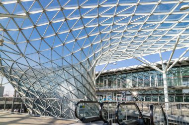 Modern cam çerçeveli mimari Milano, İtalya