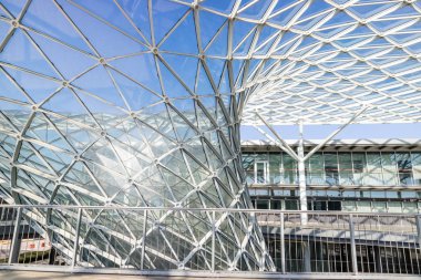 Modern cam çerçeveli mimari Milano, İtalya
