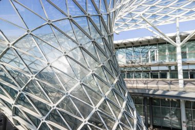 Modern cam çerçeveli mimari Milano, İtalya