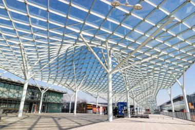 Modern cam çerçeveli mimari Milano, İtalya