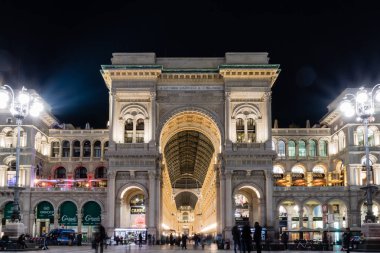 Güzel Galleria Vittorio ve Duomo Di Milano Milano İtalya üzerinden geceleri ışıklı