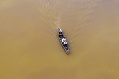Kearala Hindistan'da sel sırasında yerel kurtarıcı köyü tekne