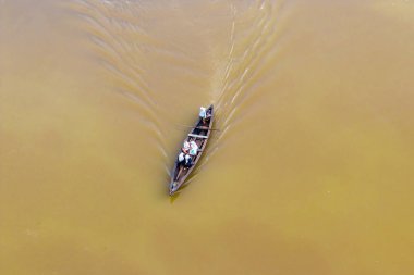 Kearala Hindistan'da sel sırasında yerel kurtarıcı köyü tekne