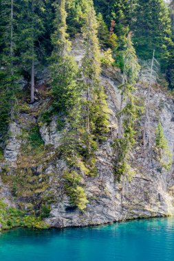 Cliff ve mavi turkuaz su Saint Gerin Gölü, Alpler, Fransa