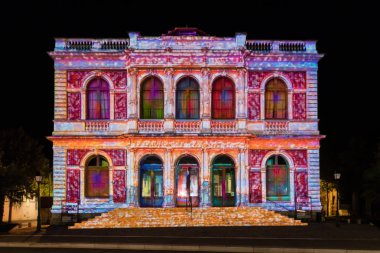 Bina cephe ışık Festivali Chartres Fransa