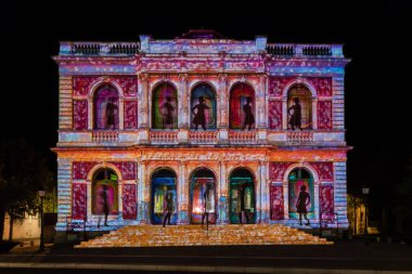 Bina cephe ışık Festivali Chartres Fransa
