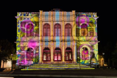 Bina cephe ışık Festivali Chartres Fransa
