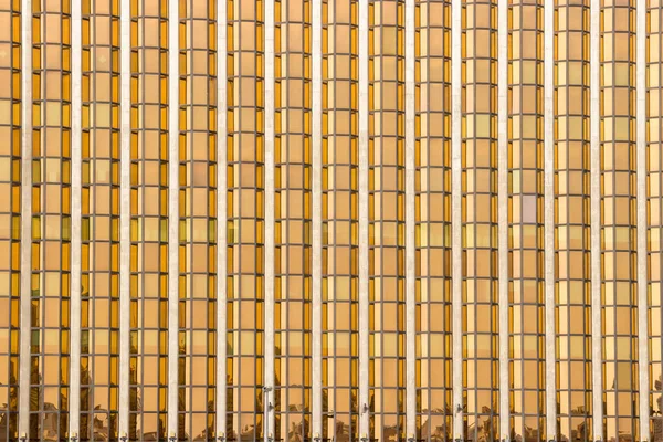 迪拜金融写字楼大楼的黄金外观 — 图库照片
