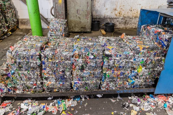 Centros de reciclaje de latas de aluminio y materia prima — Foto de Stock