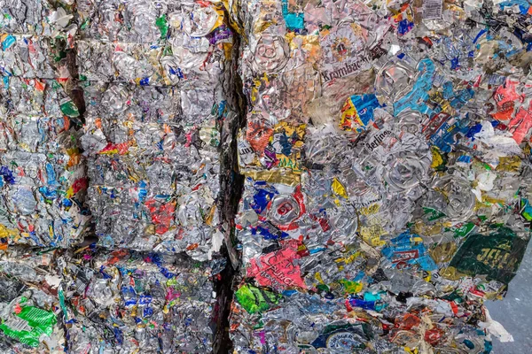 Centros de reciclaje de latas de aluminio y materia prima — Foto de Stock