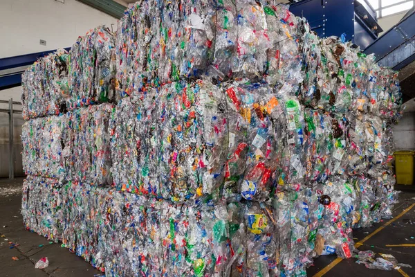 プラスチックリサイクルセンターと原料 — ストック写真