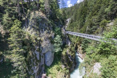Etkileyici Leutasch geçidi, gökyüzü köprüsü nehri ve şelaleleri askıya alınmış.